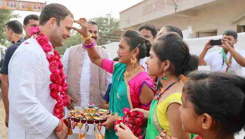 Newly appointed Congress President-Elect Rahul Gandhi shares this historic moment with people of Savli, Vadodara, as he addresses a public meeting. Photo: Congress