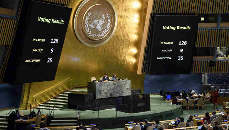 Panels in the General Assembly Hall showing the final count for the resolution on ‘the status of Jerusalem, during the resumed 10th Emergency Special Session on Illegal Israeli actions in Occupied East Jerusalem and the rest of the Occupied Palestinian Territory. UN Photo/Manuel Elias