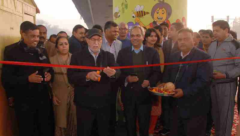 Delhi LG Anil Baijal cutting a ribbon