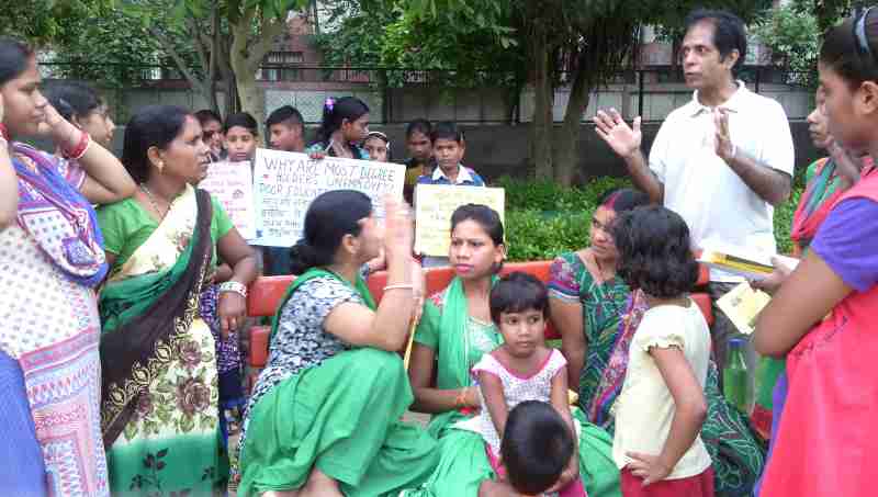 RMN Foundation founder Rakesh Raman explaining the benefits of modern alternative education to people in New Delhi during RMN Foundation’s education awareness campaign. Click the photo to know the details of the campaign.