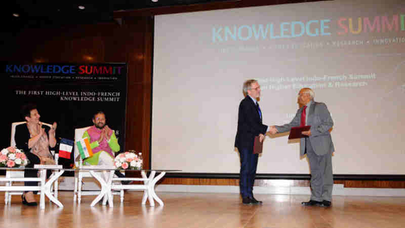 Prakash Javadekar and the French Minister of Higher Education, Research and Innovation Mrs. Frederique Vidal witnessing the exchange of the Memorandum of Understanding on Mutual Recognition of Academic Qualifications between India & France, at the ‘Knowledge Summit’, in New Delhi on March 10, 2018