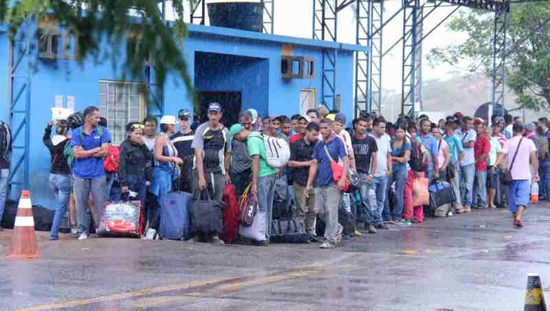 Venezuelans wait outside the Federal Police office in the Brazilian border city of Pacaraima. The office is responsible for receiving Venezuelans seeking asylum or special permits to stay in Brazil. Photo: UNHCR / Reynesson Damasceno