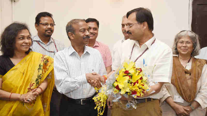 The outgoing Secretary, Ministry of Information and Broadcasting, Shri N.K. Sinha welcomes the new Secretary, Ministry of Information and Broadcasting, Shri Amit Khare, in New Delhi on May 31, 2018.