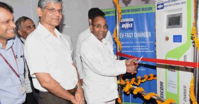 The Union Minister for Heavy Industries and Public Enterprises, Shri Anant Geete inaugurating the charging station for e-vehicles, in the premises of Udyog Bhawan, New Delhi on August 28, 2018. The Secretary, Department of Heavy Industries, Dr. A.R. Sihag is also seen.