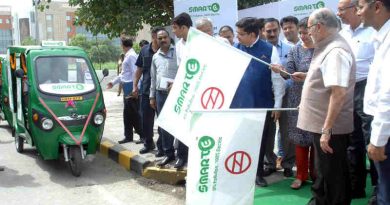 Lt. Governor of Delhi Anil Baijal flags off smart e-rickshaws in Dwarka for metro rail commuters. Photo: LG Office