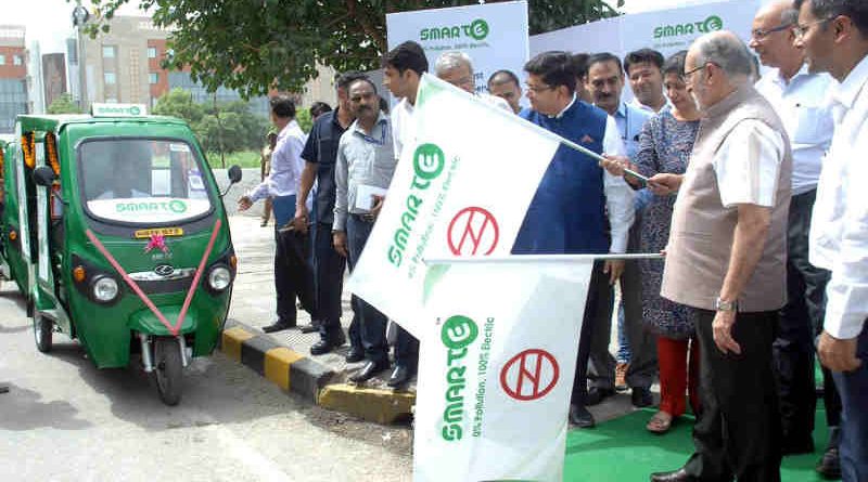 Lt. Governor of Delhi Anil Baijal flags off smart e-rickshaws in Dwarka for metro rail commuters. Photo: LG Office