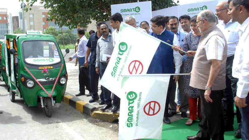 Lt. Governor of Delhi Anil Baijal flags off smart e-rickshaws in Dwarka for metro rail commuters. Photo: LG Office