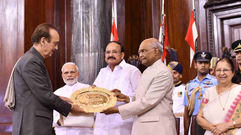 The President, Shri Ram Nath Kovind presenting the Outstanding Parliamentarian Award for the year 2015 to Shri Ghulam Nabi Azad, at a function, at Parliament House, in New Delhi on August 01, 2018. The Vice President, Shri M. Venkaiah Naidu, the Speaker, Lok Sabha, Smt. Sumitra Mahajan and the Prime Minister, Shri Narendra Modi are also seen.