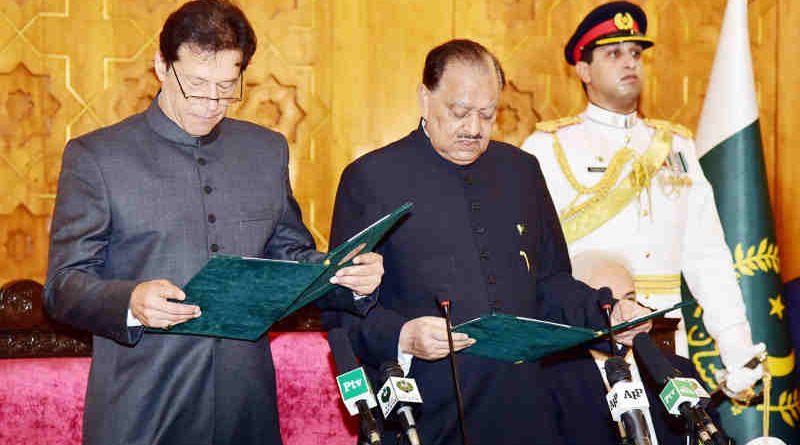 PRESIDENT MAMNOON HUSSAIN ADMINISTERING THE OATH OF OFFICE TO IMRAN KHAN AS PRIME MINISTER DURING THE OATH TAKING CEREMONY AT THE AIWAN-E-SADR, ISLAMABAD ON AUGUST 18, 2018.