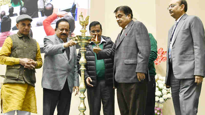 Nitin Gadkari lighting the lamp at the Foundation Stone laying ceremony of the Projects for Yamuna Rejuvenation under Namami Gange Progamme, in New Delhi on December 27, 2018