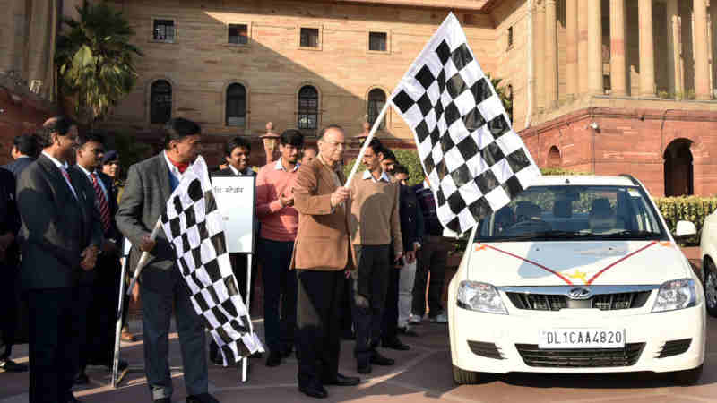 Arun Jaitley flagging off the E-vehicle, at the inauguration of the E-vehicle and charging station in North Block, New Delhi on January 09, 2019