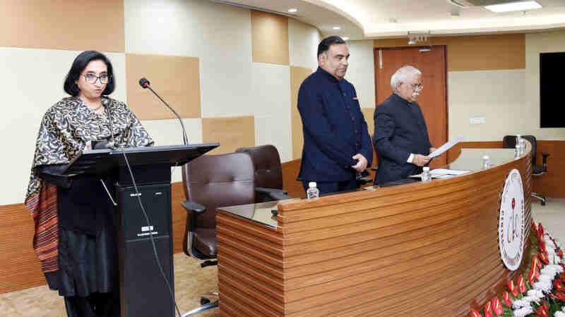 The Chief Information Commissioner, Shri Sudhir Bhargava administering the oath of office to the newly appointed Information Commissioner, Smt. Vanaja N. Sarna, in New Delhi on January 01, 2019.