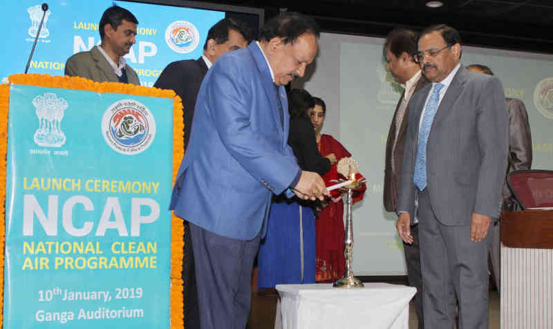 Dr. Harsh Vardhan lighting the lamp at the launch of the National Clean Air Programme (NACP), in New Delhi on January 10, 2019