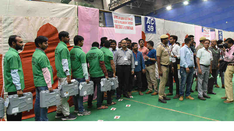 The Electoral Officials carrying Electronic Voting Machines (EVMs) for counting, at a Counting Centre of General Election-2019, at CWG Village, Sports Complex, in Delhi on May 23, 2019. Photo: PIB