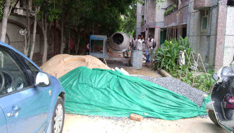 Without taking proper pollution-control measures, DPS CGHS MC is brazenly spreading dust pollution in the building. The construction material and equipment have also blocked main pathways making it difficult for even fire tenders to move in the event of fire in the building. Photo: Rakesh Raman / RMN News Service