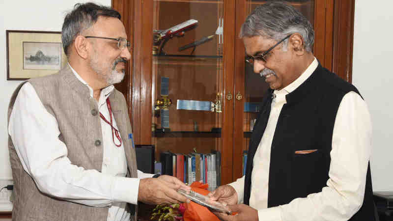 Cabinet Secretary Rajiv Gauba with his predecessor P.K. Sinha in New Delhi on August 30, 2019. Photo: PIB