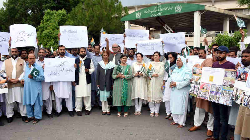 Employees of Ministry of Information & Broadcasting showing solidarity with people of Indian Occupied Jammu and Kashmir on August 30, 2019. Photo: Pakistan Govt Information Department
