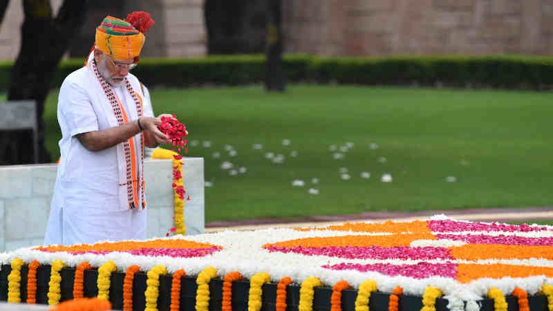 Narendra Modi paying floral tributes at the Samadhi of Mahatma Gandhi, at Rajghat, on the occasion of 73rd Independence Day, in Delhi on August 15, 2019. Photo: PIB