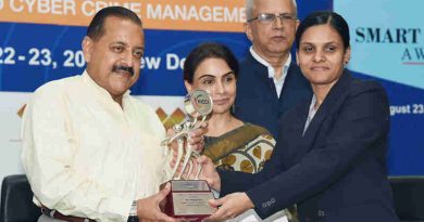 Dr. Jitendra Singh presenting the Smart Policing Awards, at the Homeland Security 2019 Conference, in New Delhi on August 23, 2019. Photo: PIB
