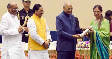 Ram Nath Kovind presenting the National Award to Teachers for the year 2018, on the occasion of Teachers’ Day, in New Delhi on September 05, 2019. Photo: PIB