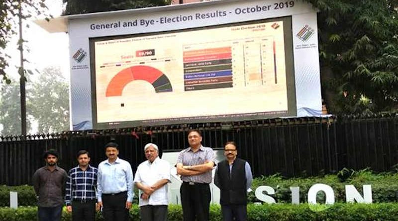 Team ICT headed by Dr Sandeep Saxena, Sr Deputy Election Commissioner, and others with Sunil Arora, Chief Election Commissioner, in front of the Election Trends TV Panel at Nirvachan Sadan, New Delhi on October 24, 2019. Photo: PIB