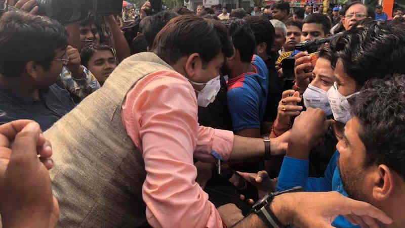 BJP state president Manoj Tiwari distributing masks in Delhi. Photo: Delhi BJP