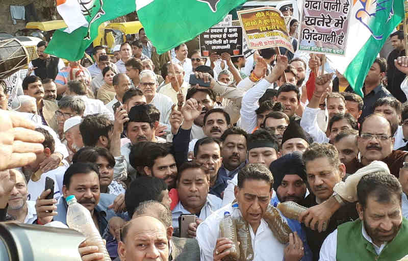 Delhi Congress workers showing bottles full of poisonous water in their protest on November 18, 2019. Photo: Delhi Congress