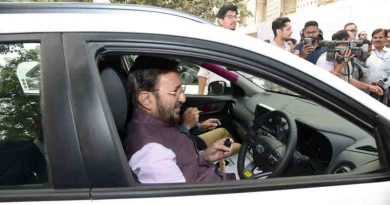 Prakash Javadekar flagged off the Electric Vehicles procured by the Ministry of Information & Broadcasting, at Shastri Bhawan, in New Delhi on November 01, 2019. Photo: PIB