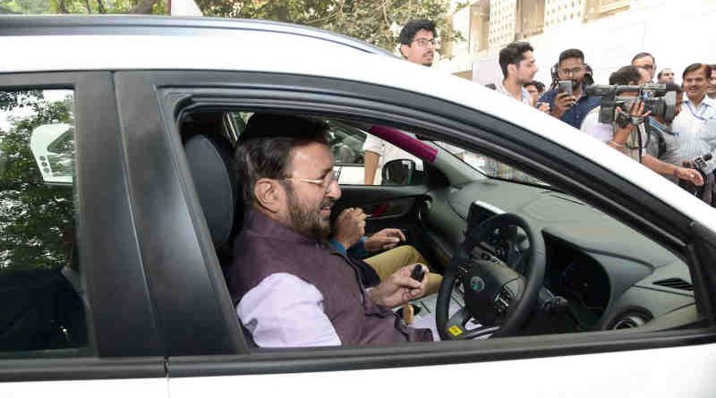 Prakash Javadekar flagged off the Electric Vehicles procured by the Ministry of Information & Broadcasting, at Shastri Bhawan, in New Delhi on November 01, 2019. Photo: PIB