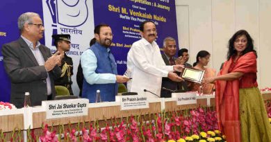 M. Venkaiah Naidu awarding the winners of ‘National Awards for Excellence in Journalism 2019’, on the occasion of National Press Day, in New Delhi on 16 November, 2019. Photo: PIB