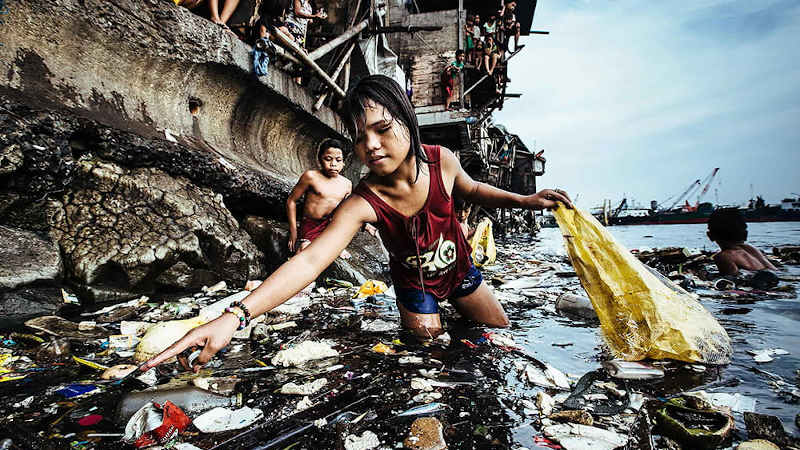 UNICEF Photo of the Year 2019: Garbage, the Children and Death. Photo: UNICEF / Hartmut Schwarzbach, Germany (Argus Photo Agency)