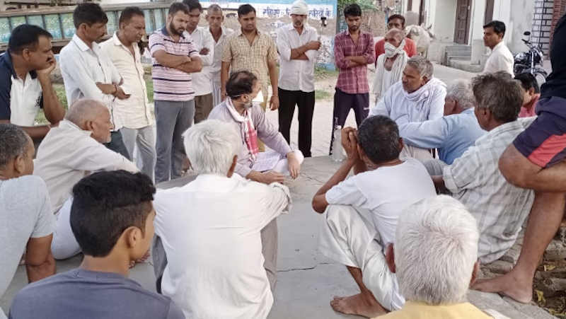 Swaraj India president Yogendra Yadav spreading coronavirus awareness among people who are defying social-distancing and face mask guidelines. Photo: Swaraj India