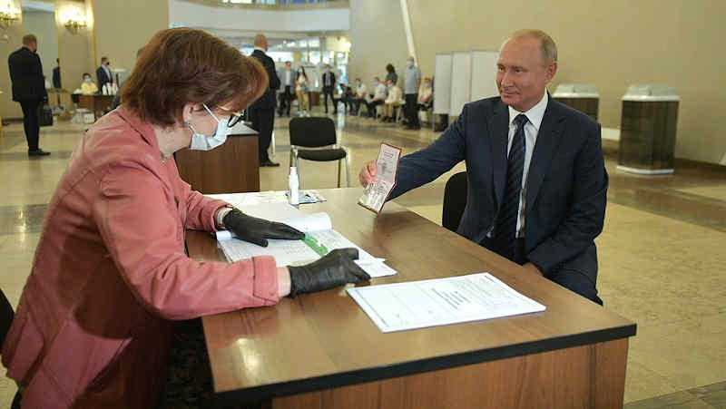 President Vladimir Putin visited on July 1, 2020 polling station No. 2151 located on the premises of the Russian Academy of Sciences and took part in the nationwide vote on amendments to the Constitution of the Russian Federation. Photo: Kremlin