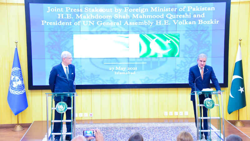 President of the UN General Assembly Volkan Bozkir with Pakistan Foreign Minister Shah Mahmood Qureshi on May 27, 2021 in Islamabad. Photo: Twitter / Shah Mahmood Qureshi