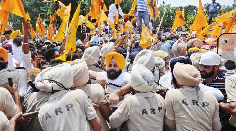 Shiromani Akali Dal (SAD) and Bahujan Samaj Party (BSP) workers protesting outside the residence of Punjab chief minister (CM) Amarinder Singh in Mohali on June 15, 2021. Photo: SAD