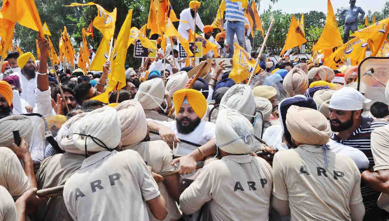 Shiromani Akali Dal (SAD) and Bahujan Samaj Party (BSP) workers protesting outside the residence of Punjab chief minister (CM) Amarinder Singh in Mohali on June 15, 2021. Photo: SAD