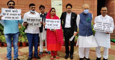 Leader of Shiromani Akali Dal (SAD) Ms Harsimrat Kaur Badal along with other leaders protesting at the Parliament of India in New Delhi on July 27, 2021 to get the farm laws repealed. Photo: SAD