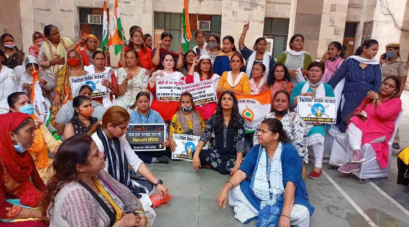 Members of All India Mahila Congress holding a protest over Congress leader Rahul Gandhi’s suspension of account by Twitter in New Delhi on August 9, 2021. Photo: Congress