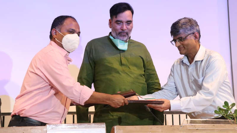 Delhi Pollution Control Committee signs MoU with IIT Kanpur on October 22, 2021 for forecasting real-time apportionment of pollutants for 23 months, in the presence of Delhi Environment Minister Gopal Rai. Photo: Gopal Rai / Twitter