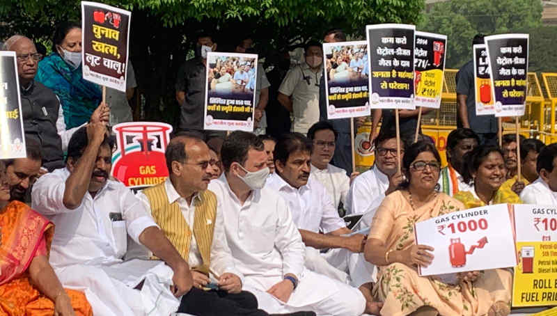 Congress leader Rahul Gandhi with other party members holding a protest dharna against inflation at Vijay Chowk, New Delhi on March 31, 2022. Photo: Congress