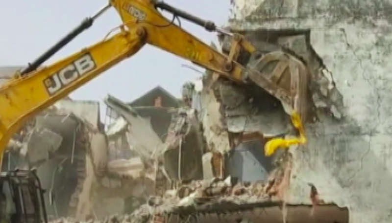 Government bulldozer arbitrarily demolishing Muslim homes in India. Photo: Screengrab