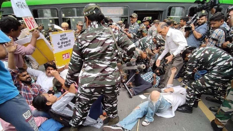 Police remove Communist Party of India (Marxist) workers protesting against the Agnipath scheme in New Delhi on June 19, 2022. Photo: CPI (M) [ Representational Image ]