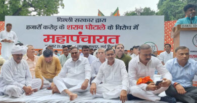 Protesters holding a demonstration on September 21, 2022 at Delhi’s Jantar Mantar protest site to demand the resignations of Delhi chief minister (CM) Arvind Kejriwal and deputy CM Manish Sisodia. Photo: Delhi BJP