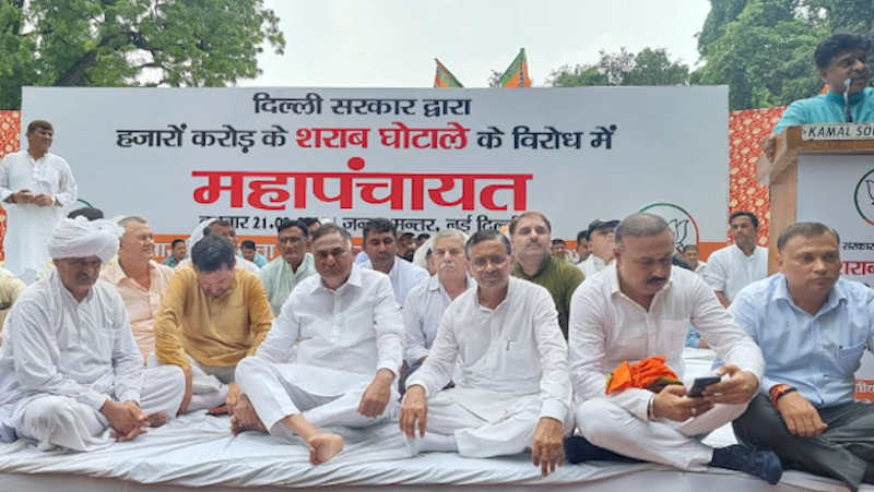 Protesters holding a demonstration on September 21, 2022 at Delhi’s Jantar Mantar protest site to demand the resignations of Delhi chief minister (CM) Arvind Kejriwal and deputy CM Manish Sisodia. Photo: Delhi BJP