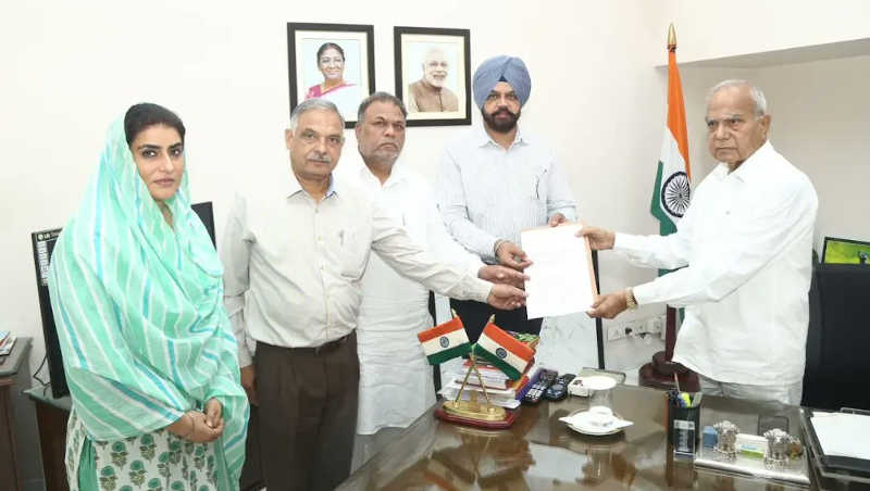 A delegation led by Shiromani Akali Dal (SAD) leader Manpreet Ayali urged Punjab Governor on September 30, 2022 to stop AAP from squandering public funds on a PR (public relations) exercise aimed at furthering its party agenda at the cost of Punjabis. Photo: SAD