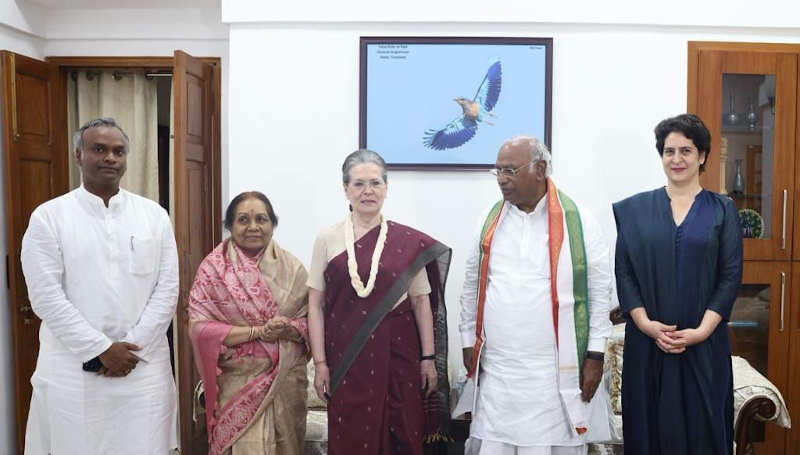 Outgoing Congress president Sonia Gandhi meeting newly elected president Mallikarjun Kharge at his residence on October 19, 2022. Photo: Congress