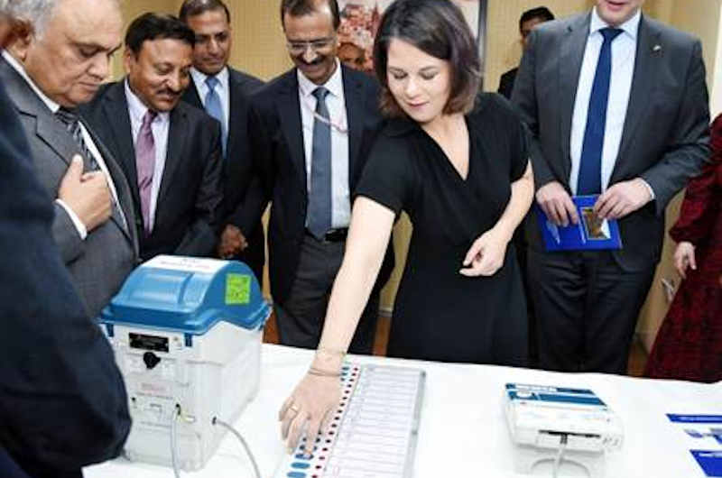 Ms. Annalena Baerbock, Foreign Minister of Germany, using an electronic voting machine (EVM) during her visit at Nirvachan Sadan in New Delhi on December 6, 2022. Photo: PIB