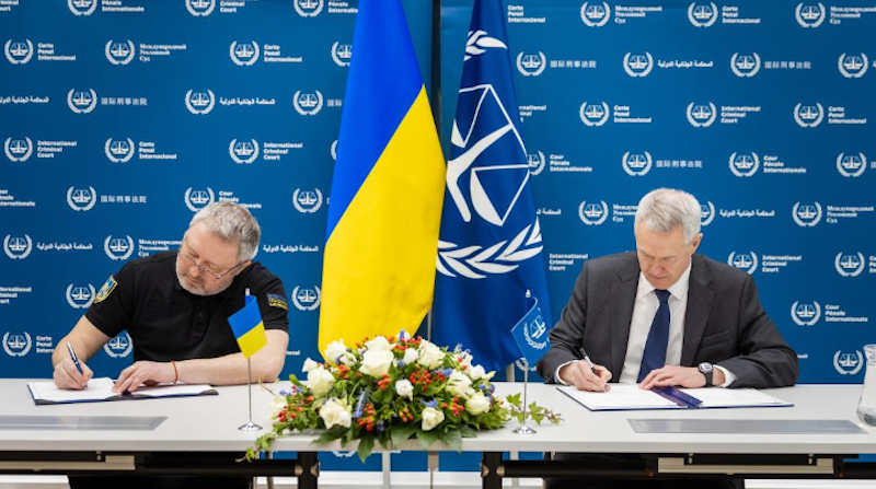 Prosecutor General of Ukraine Andriy Kostin and ICC Registrar Peter Lewis during the signing of the agreement on 23 March 2023 in The Hague, The Netherlands. Photo: ICC