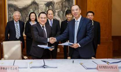 Mr. Stanley Cheung, Executive Vice President and Managing Director, The Walt Disney Company, Greater China and Mr. Li Jinzhao, General Manager of Shanghai Lujiazui Finance And Trade Zone Development Co., Ltd sign the agreement to build mainland China's first Disney Store in Shanghai.