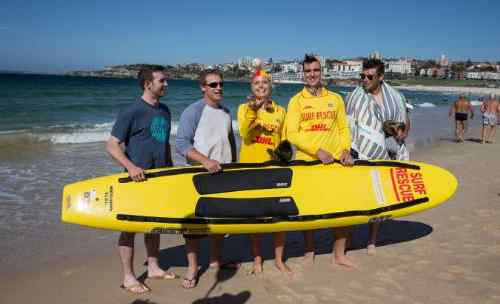 LA Dodgers with surf lifesavers on Bondi Beach (Drew Butera, Tim Federowicz, Mike Baxter, Chris Withrow).